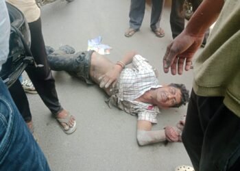 मोबाईल चोरी  के शक में युवक की बेरहमी से पिटाई।