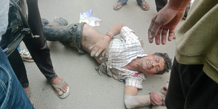 मोबाईल चोरी  के शक में युवक की बेरहमी से पिटाई।