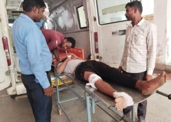 तेज रफ्तार टीपर के टक्कर से बाइक एक कि मौत, दो घायल।