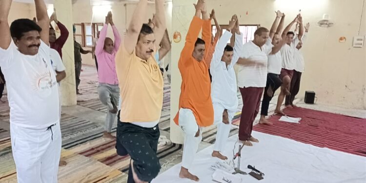 व्यक्ति के सर्वांगीण विकास के लिए योगाभ्यास जरूरी: सुनील कुमार चौबे योगी।