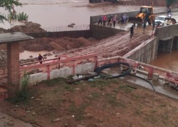 निर्माणाधीन अधूरी पुलिया बनी मुसीबत का सबब, बारिश शुरू होते ही हाइवा धंसा। आवागमन बाधित।