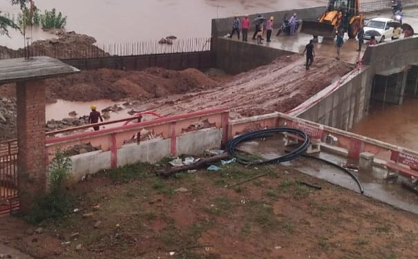 निर्माणाधीन अधूरी पुलिया बनी मुसीबत का सबब, बारिश शुरू होते ही हाइवा धंसा। आवागमन बाधित।