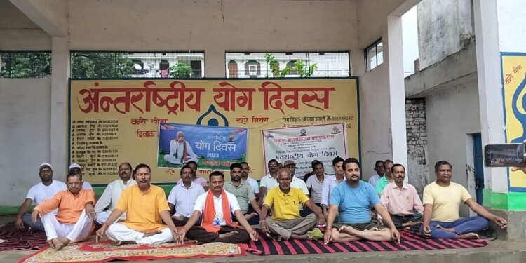 करो योग रहो निरोग म्योरपुर मे हुआ योग शिविर का आयोजन