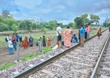 ट्रेन की चपेट में आने से वृद्ध महिला की मौत   ।             केकराहीकरमा थाना क्षेत्र अंतर्गत ककराही गांव में प्राथमिक स्वास्थ्य केंद्र के समीप शनिवार को लगभग रामप्यारी देवी पत्नी बसंत लाल उम्र लगभग 75 वर्ष शौच के लिए रेलवे ट्रैक के समीप गई थी ।कि चुनार से चोपन की तरफ जा रही मालगाड़ी की आवाज न सुनने से उसकी चपेट में आ गई जिससे उसकी गंभीर चोट लग गई।और उसकी मौके पर ही मृत्यु हो गई ।घटना से घर में कोहराम मच गया सूचना पर पहुंची करमा पुलिस ने शव को कब्जे में लेते हुए अग्रिम कार्रवाई में जुट गई है।