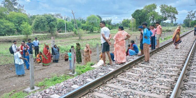 ट्रेन की चपेट में आने से वृद्ध महिला की मौत   ।             केकराहीकरमा थाना क्षेत्र अंतर्गत ककराही गांव में प्राथमिक स्वास्थ्य केंद्र के समीप शनिवार को लगभग रामप्यारी देवी पत्नी बसंत लाल उम्र लगभग 75 वर्ष शौच के लिए रेलवे ट्रैक के समीप गई थी ।कि चुनार से चोपन की तरफ जा रही मालगाड़ी की आवाज न सुनने से उसकी चपेट में आ गई जिससे उसकी गंभीर चोट लग गई।और उसकी मौके पर ही मृत्यु हो गई ।घटना से घर में कोहराम मच गया सूचना पर पहुंची करमा पुलिस ने शव को कब्जे में लेते हुए अग्रिम कार्रवाई में जुट गई है।