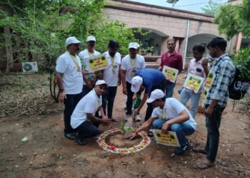 कलेक्ट्रेट परिसर में अपर जिलाधिकारी ने वृक्षारोपण कर दिया पर्यावरण संरक्षण का संदेश।