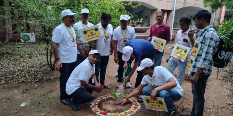 कलेक्ट्रेट परिसर में अपर जिलाधिकारी ने वृक्षारोपण कर दिया पर्यावरण संरक्षण का संदेश।