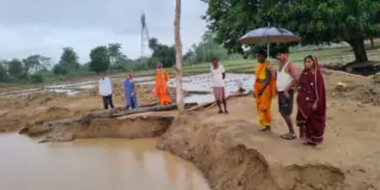 पहली बारिश में सिंचाई विभाग का कुआं हुवा धराशायी: 35 फीट गहरा कुआं,निर्माण मै ग्रामिनो लगाया ठेकेदार पर बंदर बाट का आरोप।