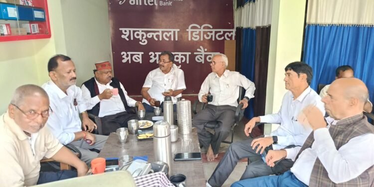 सिविल बार एसोसिएशन के अध्यक्ष सहित पूर्व अध्यक्षों ने संयुक्त रूप से बैठक कर चर्चा किया।