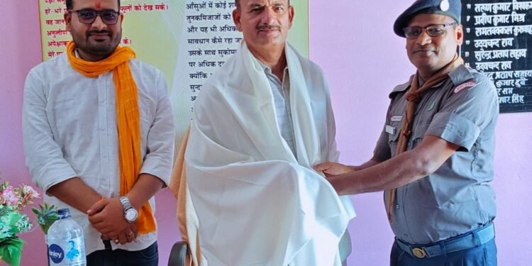 खंड शिक्षा अधिकारी नगवां को ब्लॉक स्काउट मास्टर ने किया सम्मानितफोटो:सोनभद्र। नवागत खंड शिक्षा अधिकारी नगवां धनंजय सिंह को ब्लॉक संसाधन केंद्र पर डॉक्टर बृजेश कुमार सिंह महादेव ब्लॉक स्काउट मास्टर नगवां एवं वरिष्ठ जिला उपाध्यक्ष राशैम सोनभद्र द्वारा अंग वस्त्र देकर सम्मानित किया गया।डॉ महादेव ने बताया कि एक अच्छे अधिकारी में ईमानदारी, कर्तव्यनिष्ठा, निर्णय लेने की क्षमता, प्रभावी संचार टीम का नेतृत्व करने, समस्याओं का समाधान करने, और दूसरों को प्रेरित करने में सक्षम होना चाहिए। जो हमारे नवागत खंड शिक्षा अधिकारी में है। आप शिक्षकों के शिक्षक कुशल मार्गदर्शक और शिक्षकों के दर्द को समझने वाले हैं। विकासखंड नगवा जैसे दुर्गम एवं विषम भौगोलिक क्षेत्र वाले भू भाग में सेवा दे रहे हैं शिक्षकों की समस्याओं को भी बखूबी समझते हैं।नवागत खंड शिक्षा अधिकारी धनंजय सिंह ने कहा कि एक अच्छा शिक्षक वह है जो न केवल ज्ञान प्रदान करता है, बल्कि छात्रों को प्रेरित भी करता है, उनके विकास में सहायक होता है और उन्हें जीवन में सफल होने के लिए तैयार करता है।इस अवसर पर जय प्रसाद चौरसिया प्रधानाध्यापक पीएम श्री कंपोजिट विद्यालय पल्हारी, विनोद मिश्रा ब्लॉक अध्यक्ष, महेंद्र जायसवाल पूर्व ब्लाक अध्यक्ष, पीएन सिंह, श्रीकांत दुबे, अरविंद पांडेय, महेश भारती, उर्मिला, मुकेश, ओमप्रकाश, प्रशांत मिश्रा, महेंद्र, उमेश दुबे, अजय, देवेंद्र, अंकित, राकेश, हरिओम, रविकांत मौर्य, राजीव सिंह, अमन मौर्य, रामदुलार सिंह सहित दर्जनों शिक्षक एवं शिक्षिकाएं उपस्थित रहे। नए सत्र की शुभकामनाओं के साथ सत्र समापन की घोषणा की गई।