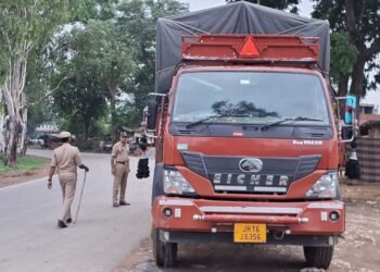 पुलिस ने गांजा से लदे डीसीएम ट्रक पकड़ा।