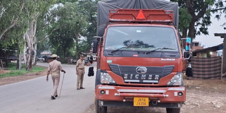 पुलिस ने गांजा से लदे डीसीएम ट्रक पकड़ा।