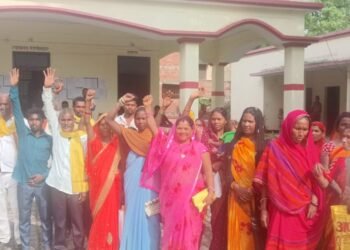 दबंगों से परेशान आदिवासियों ने दुद्धी सीओ को शिकायती पत्र सौंपा