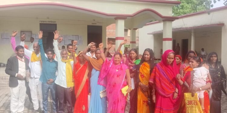 दबंगों से परेशान आदिवासियों ने दुद्धी सीओ को शिकायती पत्र सौंपा