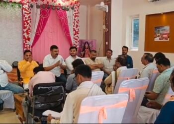 सोनांचल ट्रक एसोसिएशन दो गुटों में बटने से एक गुट समिति को किया भंग।