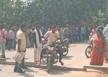 बिजली की समस्या को लेकर स्थानीय ग्रामीणों का प्रदर्शन।