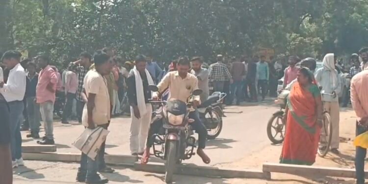 बिजली की समस्या को लेकर स्थानीय ग्रामीणों का प्रदर्शन।