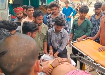 खनन अधिकारी के गाड़ी के, धक्के से युवक की हालत गंभीर वाराणसी किया गया रेफर।