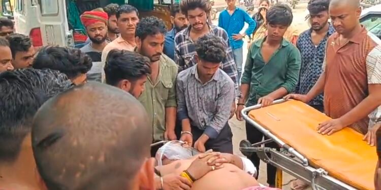 खनन अधिकारी के गाड़ी के, धक्के से युवक की हालत गंभीर वाराणसी किया गया रेफर।