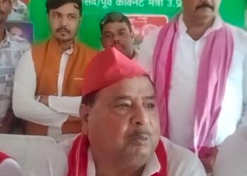 चोपन सोनभद्र में समाजवादी पार्टी द्वारा विशाल जन चौपाल का कार्यक्रम बैरियर मैरेज हॉल में आयोजित किया गया। जिसमे मुख्य अतिथि शंख लाल मांझी पूर्व सांसद पूर्व कैविनेट मंत्री रहे।कार्यक्रम में मुख्य अतिथि ने सम्बोधन करते हुए कहा कि पिछलों दलितों अल्पसंख्यको की चिंता माननीय पूर्व मुख्यमंत्री मुलायम सिंह यादव किया करते थे उन्ही के पद चिन्हों पर चलते हुए पूर्व मुख्यमंत्री एव पार्टी राष्ट्रीय अध्यक्ष अखिलेश प्रताप सिंह जी उसी मिशन को आगे बढ़ा रहे हैं। समाजवादी पार्टी आज लोकसभा में तीसरी सबसे बड़ी पार्टी हैं।सपा सरकार ने 108 दिया, मछुआ समाज को नाव से लेकर बालू तक का टेंडर लेने का हक दिए थे।2027 में अगर समाजवादी पार्टी की सरकार बनती है तो पुनः पुरानी प्रक्रिया पर कार्य किया जाएगा। प्रदेश में पीडीए से जुड़े लोगों का खुलेआम अपमान किया जा रहा है। उन्होंने कहा कि पीडीए समाज जब आक्रोशित होता है तो सत्ता कामी ये प्रभुत्ववादी और उनके सगे साथी दिखावटी माफी का नाटक करते हैं। बाबा साहेब और उनके संविधान को अपमानित तथा खारिज करने वालो को हमेशा के लिए सत्ता से हटा देंगे । प्रभुत्वशाली एव प्रभुत्ववादी और उनके सगे साथी संविधान के समीक्षा के नाम पर आरक्षण को हटाने का मतलब नौकरी में आरक्षण का हक मारने का षड्यंत्र रचते हैं । जिनके मन्शुबो को पीडीए सफल नही होने देगा। इस कार्यक्रम में पूर्व विधायक अविनाश कुशवाहा, रमेश यादव, रावटर्सगंज लोकसभा सांसद छोटेलाल खरवार, पूर्व जिलाध्यक्ष विजय यादव, पूव ब्लॉक प्रमुख संजय यादव, नजमुद्दीन इदृशी, रमेश सोनी, महेंद्र निसाद, सतीश यादव, विनीत जाटव, अभिषेक दुबे, मिना विश्वकर्मा, नशरूद्दीन आदि सैकड़ो कार्यकर्ता उपस्थित रहे। कार्यक्रम का धन्यबाद ज्ञापन एव संचालन समाजवादी पार्टी जिलाध्यक्ष रामनिहोर यादव ने किया।