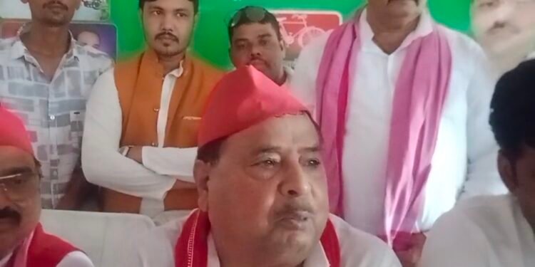 चोपन सोनभद्र में समाजवादी पार्टी द्वारा विशाल जन चौपाल का कार्यक्रम बैरियर मैरेज हॉल में आयोजित किया गया। जिसमे मुख्य अतिथि शंख लाल मांझी पूर्व सांसद पूर्व कैविनेट मंत्री रहे।कार्यक्रम में मुख्य अतिथि ने सम्बोधन करते हुए कहा कि पिछलों दलितों अल्पसंख्यको की चिंता माननीय पूर्व मुख्यमंत्री मुलायम सिंह यादव किया करते थे उन्ही के पद चिन्हों पर चलते हुए पूर्व मुख्यमंत्री एव पार्टी राष्ट्रीय अध्यक्ष अखिलेश प्रताप सिंह जी उसी मिशन को आगे बढ़ा रहे हैं। समाजवादी पार्टी आज लोकसभा में तीसरी सबसे बड़ी पार्टी हैं।सपा सरकार ने 108 दिया, मछुआ समाज को नाव से लेकर बालू तक का टेंडर लेने का हक दिए थे।2027 में अगर समाजवादी पार्टी की सरकार बनती है तो पुनः पुरानी प्रक्रिया पर कार्य किया जाएगा। प्रदेश में पीडीए से जुड़े लोगों का खुलेआम अपमान किया जा रहा है। उन्होंने कहा कि पीडीए समाज जब आक्रोशित होता है तो सत्ता कामी ये प्रभुत्ववादी और उनके सगे साथी दिखावटी माफी का नाटक करते हैं। बाबा साहेब और उनके संविधान को अपमानित तथा खारिज करने वालो को हमेशा के लिए सत्ता से हटा देंगे । प्रभुत्वशाली एव प्रभुत्ववादी और उनके सगे साथी संविधान के समीक्षा के नाम पर आरक्षण को हटाने का मतलब नौकरी में आरक्षण का हक मारने का षड्यंत्र रचते हैं । जिनके मन्शुबो को पीडीए सफल नही होने देगा। इस कार्यक्रम में पूर्व विधायक अविनाश कुशवाहा, रमेश यादव, रावटर्सगंज लोकसभा सांसद छोटेलाल खरवार, पूर्व जिलाध्यक्ष विजय यादव, पूव ब्लॉक प्रमुख संजय यादव, नजमुद्दीन इदृशी, रमेश सोनी, महेंद्र निसाद, सतीश यादव, विनीत जाटव, अभिषेक दुबे, मिना विश्वकर्मा, नशरूद्दीन आदि सैकड़ो कार्यकर्ता उपस्थित रहे। कार्यक्रम का धन्यबाद ज्ञापन एव संचालन समाजवादी पार्टी जिलाध्यक्ष रामनिहोर यादव ने किया।