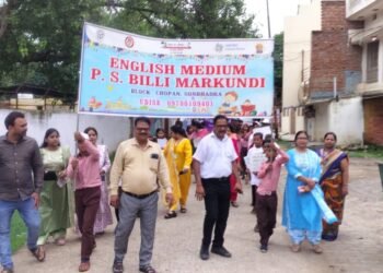 बेसिक शिक्षा अधिकारी मुकुल आनन्द पांडेय ने  स्कूल चलो अभियान की हरी झंडी दिखाई।