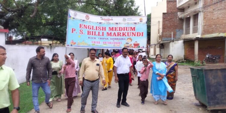 बेसिक शिक्षा अधिकारी मुकुल आनन्द पांडेय ने  स्कूल चलो अभियान की हरी झंडी दिखाई।