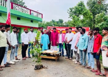 पी०डी०ए० जननायक अखिलेश यादव पूर्व मुख्यमंत्री समाजवादी पार्टी के राष्ट्रीय का 52 जन्म दिन के शुभ अवसर पर पी०डी०ए० एकता गोष्ठी एवं वृक्षा रोपण का आयोजन किया गया। समाजवादी अल्पसंख्यक सभा, छात्रसभा , पिछाड़ा प्रकोष्ठ के संयुक्त तत्वावधान में चोपन ग्राम सभा में पी० डी० ए०कार्यक्रम की अध्यक्षता अल्पसख्यक सभा के प्रदेश सचिव नजमुद्‌दीन इदरीसी ने की संचालन छात्र नेता सतीश यादव नगर महासचिव ने की। अल्पसख्यक सभा पिछड़ा प्रकोष्ठ ने चोपन ग्राम सभा तथा मरीजों में फल वितरण किया गया । कार्यक्रम में मुख्य अतिथि पूर्व जिला पंचायत अध्यक्ष अनिल यादव ने कहा कि पी०डी०ए० जननायक अखिलेश यादव जी के नेतृत्व में में पिछड़े, दलित अल्पसंख्यकों को सामाजिक राजनैतिक, भागीदारी के लिए मजबूती से एकजुट होकर लड़ना पड़ेगा। भाजपा सरकार में पिछ्डा दलितो की धोर उपेक्षा की जा रही है। कार्यक्रम की अध्यक्षता करते हुए। अल्पसख्यक सभा के प्रदेश सचिव नजमुद्दीन इदरीसी ने कहा कि विकास पुरुष पी०डी०ए० जन नायक अखिलेश यादव जी के आज जन्म दिन पर नौजवान किसान व्यापारी, एवं सपा के कार्यकर्ताओं को एकजुट होकर 2027 में उ० प्र० में सरकार बनाने का काम करना है। और उत्तर प्रदेश को उत्तम प्रदेश बनाना है। अखिलेश यादव ने जो विकास की मजबूत बुनियाद अपने कार्याकाल में विकास की बुनियाद उसे भाजपा सरकार ने तहस-नहस कर सिर्फ धर्म जाति के आधार पर समाज को गुमराह कर रही है। कार्यक्रम चोपन गांव में जन्मदिन के अवसर पर के काटकर मनाया गया एवं ईदगाह में वृक्षारोपण किया गया चोपन गांव में वृक्ष रोपण किया गया अवसर पर ,, छात्र सभा प्रदेश सचिव अभिषेकदुबे , जाकिर हुसैन , उपेंद्र सेन , अनवर कुरैशी , शाहिद कुरेशी , इरफान कुरैशी , गणेश यादव , नसरुद्दीन इदरीशी, डब्बू कुरैशी , आदि सैकड़ो में कार्यकर्ता उपस्थित रहे ,,