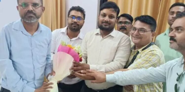 घोरावल पहुंचे नवागत एसडीएम प्रदीप कुमार यादव का हुआ स्वागत।