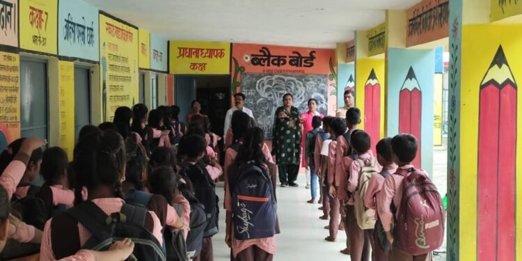 दुद्धी के विभिन्न परिषदीय विद्यालयों मे प्रथम दिन के अवसर पर नवप्रवेश बच्चों का किया भव्य स्वागत।