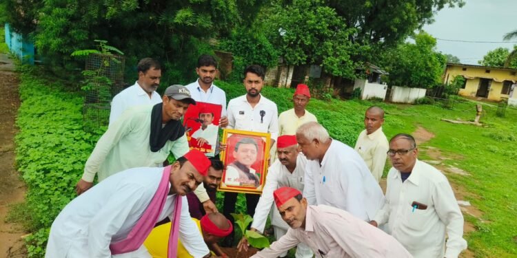 सपाईयों ने धूमधाम से मनाया अखिलेश यादव का जन्मदिनदुद्धी। समाजवादी पार्टी के पदाधिकारी और कार्यकर्ताओं ने पार्टी के राष्ट्रीय अध्यक्ष व पूर्व मुख्यमंत्री अखिलेश यादव का जन्मदिन मंगलवार को बड़े उत्साह से केक काटकर मनाया। कार्यकर्ताओं ने सीएचसी में समस्त मरीजों में मिठाई एवं फल वितरण कर उनकी दीर्घायु की कामना किया। जिला पंचायत सदस्य बघाडू जुबेर आलम ने कहा प्रदेश में किसान, व्यापारी परेशान है। नौजवान बेरोजगार घूम रहा है। सरकारी विभागों में भ्रष्टाचार चरम पर है। जनता फिर से अखिलेश सरकार को याद करने लगी है। आने वाले 2027 में अखिलेश यादव की सरकार बनेगी। कार्यक्रम में सर्व प्रथम जुबेर आलम के आवास स्थित केक काटकर अखिलेश यादव का जन्मदिन मनाया। उसके बाद कार्यकर्ताओं ने डीसीएफ कालोनी में बृक्षारोपण किया। इस अवसर पर अविनाश यादव, परमेश्वर यादव, राजू शर्मा, पूर्व छात्र संघ अध्यक्ष अभिनय जायसवाल बिट्टू, अजय यादव, सलाउद्दीन, बुंदेल चौबे, कलामुद्दीन सिद्दीकी, हरिहर यादव, रामनरेश कुशवाहा, साबिर, लक्ष्मण, आनंद, राम गोविंद सहित अन्य कार्यकर्ता उपस्थित रहे।