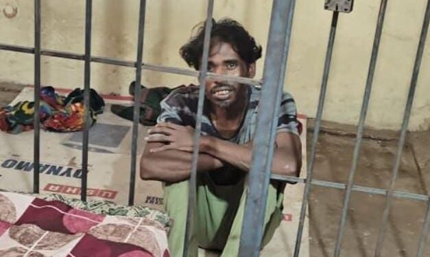 महिला की बहादुरी: बाथरूम में छिपे चोर को पकड़ा, पुलिस के हवाले कर दिया, गिरोह का खुलासा।