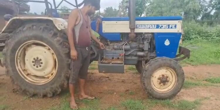 ट्रैक्टर से बैटरी हुई चोरी,पड़ोसी पर लगाया चोरी का आरोप।