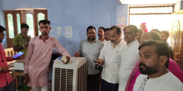 बिजली विभाग की लाचर व्यवस्था से नाराज पूर्व विधायक सपा नेता रमेशचंद्र दुबे ने अधिकारियों को चेताया,।