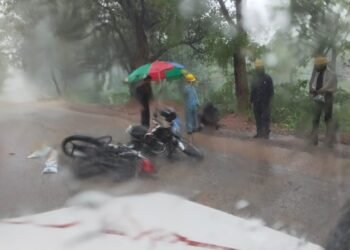 आकाशीय बिजली के झटके से दो बाइक सवार आपस मे भिड़े दोनो घायल एक गम्भीर।