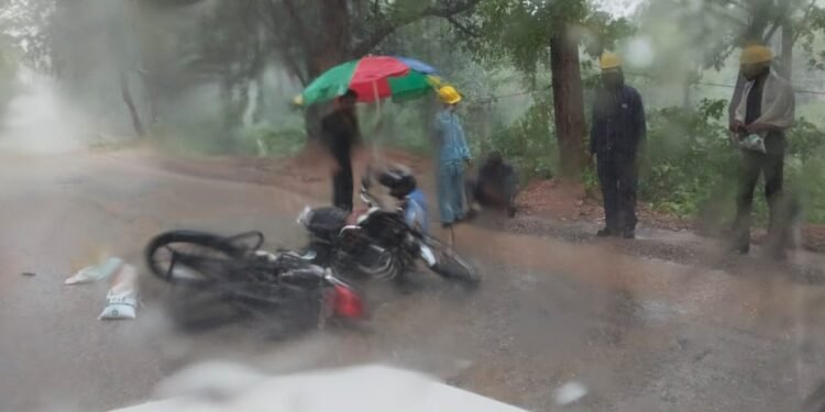 आकाशीय बिजली के झटके से दो बाइक सवार आपस मे भिड़े दोनो घायल एक गम्भीर।