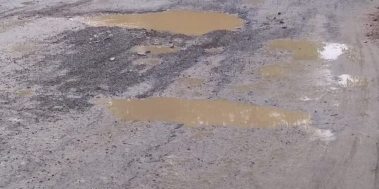 कमीशनखोरी की भेंट चढ़ी आठ महीने पहले बनी पुलिया, ज्वाइंट में बना गढ्ढा दुर्घटना की बढ़ी आशंका ।।