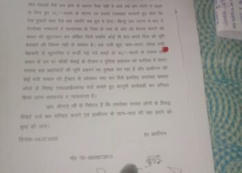 दबंगों ने आदिवासियों की बोई फसल को ट्रैक्टर से रौंदा,मना किया तो जान मारने की दी धमकी।