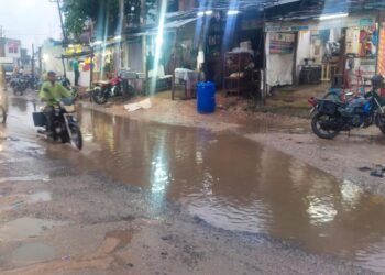 पानी निकासी की व्यवस्था न होने से जलमग्न हुई सड़क ।।