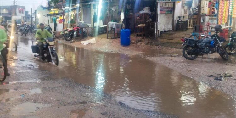 पानी निकासी की व्यवस्था न होने से जलमग्न हुई सड़क ।।