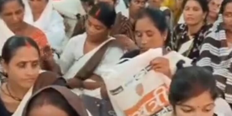 सीएचसी में आशाओं की क्लस्टर बैठक में संचारी रोग, दस्तक अभियान और टीकाकरण पर हुई चर्चा।