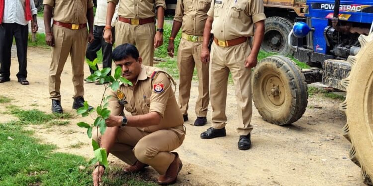 एक पेड़ मां के नाम अभियान की शुरुआत।
