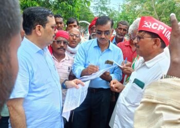 राष्ट्रव्यापी हड़ताल पर कम्युनिस्ट पार्टियों सहित विभिन्न संगठनों ने संयुक्त रूप से चूर्क तिराहे से कलेक्ट्रेट तक जुलूस निकाल कर किया जोरदार प्रदर्शन।