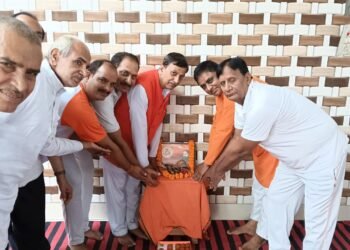 योग साधकों ने चरणों में माथा टेकागुरु की महिमा का किया बखान।