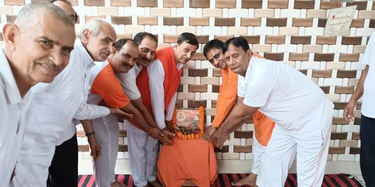 योग साधकों ने चरणों में माथा टेकागुरु की महिमा का किया बखान।