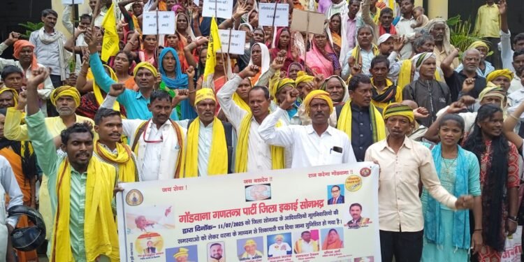 गोंगपा कार्यकर्ताओं ने कलेक्ट्रेट पहुंच किया प्रदर्शन।।