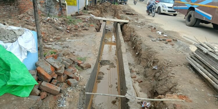 भ्र्ष्टाचार का भेंट चढ़ा नाली निर्माण ।