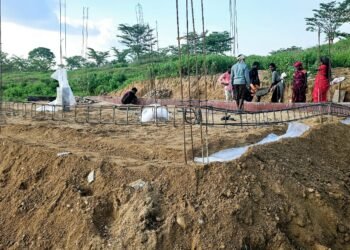 टसर रेशम फॉर्म की भूमि पर यात्री सेड का निर्माण चर्चा का विषय बन गया हैं।