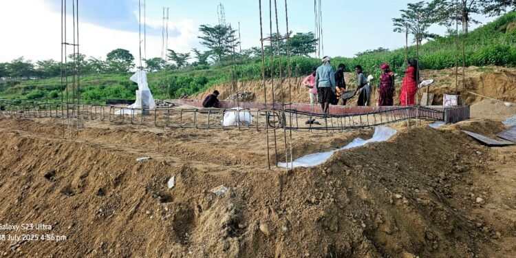 टसर रेशम फॉर्म की भूमि पर यात्री सेड का निर्माण चर्चा का विषय बन गया हैं।