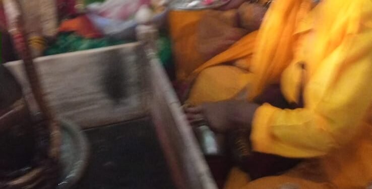 शिव शक्ति महिला मंडल की संरक्षिका ने चौथे दिन किया रुद्राभिषेक।